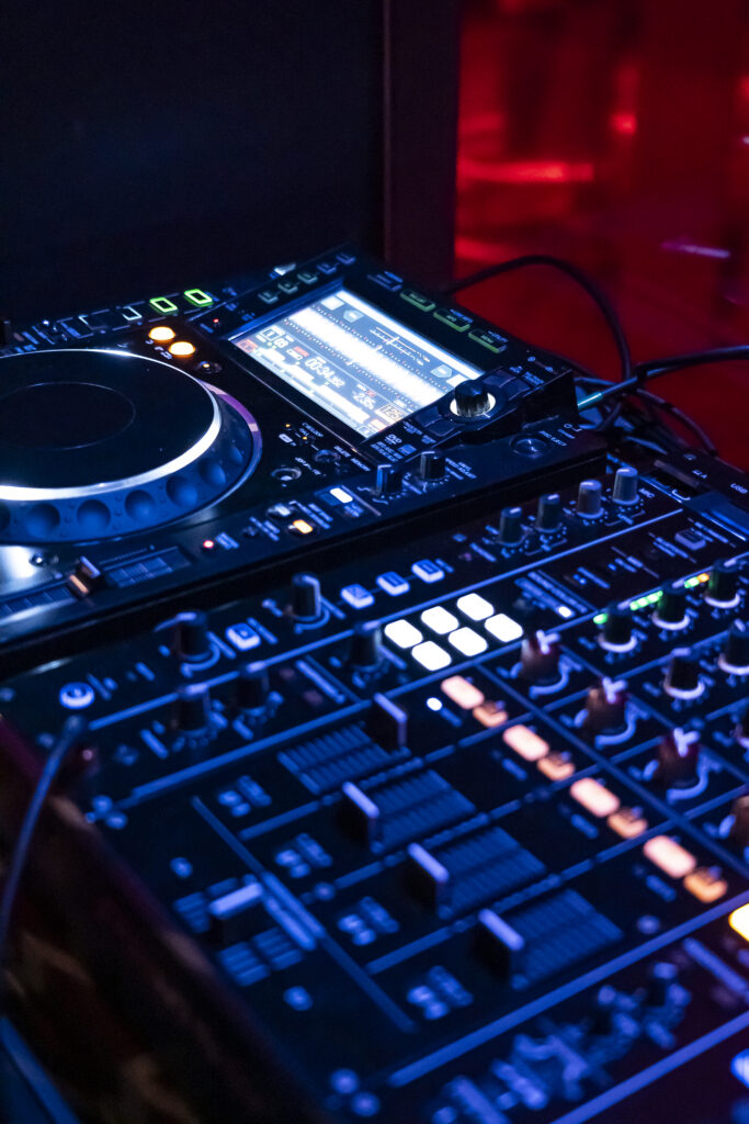 anderthalbbar - DJ Pult im Dunkeln - nahaufnahme